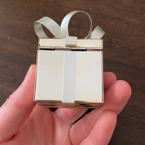 GUC metallic ring box with hinge and bow on top - Picture 4 of 13